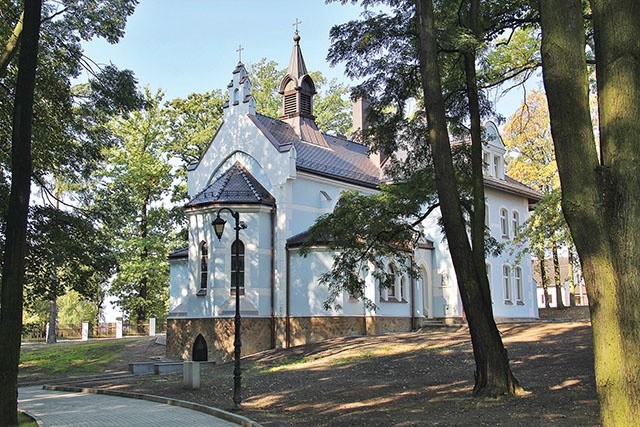 Odnowiony dom rekolekcyjny  stoi za głównym pałacem, w głębi parku.