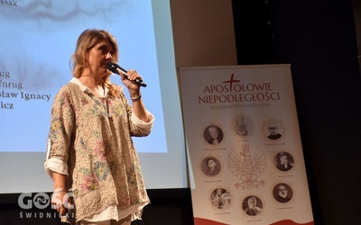Joanna Jurgała-Jereczka w czasie wykładu dla młodzieży.