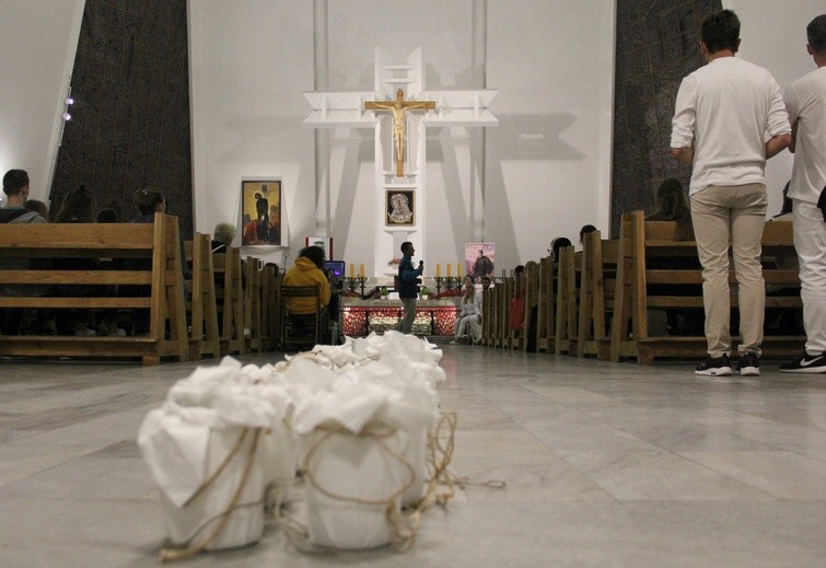 Modlitwa przy relikwiach św. S. Kostki