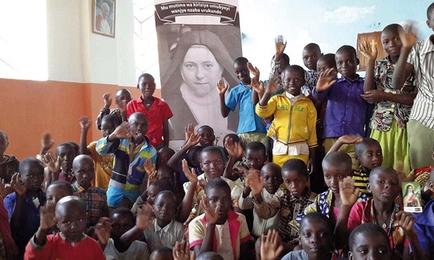Swoją modlitwą i cierpieniem św. Teresa z Lisieux przyczyniła się do ewangelizacji Afryki.