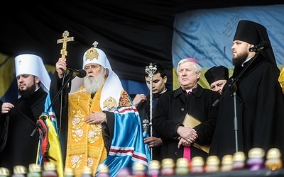 Patriarcha kijowski Filaret w czasie protestów na Majdanie, luty 2014 r. Za nim katolicki biskup Stanisław Szyrokoradiuk. Tamte wydarzenia wzmocniły dążenie do usamodzielnienia się ukraińskiego prawosławia.