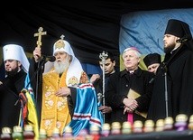 Patriarcha kijowski Filaret w czasie protestów na Majdanie, luty 2014 r. Za nim katolicki biskup Stanisław Szyrokoradiuk. Tamte wydarzenia wzmocniły dążenie do usamodzielnienia się ukraińskiego prawosławia.