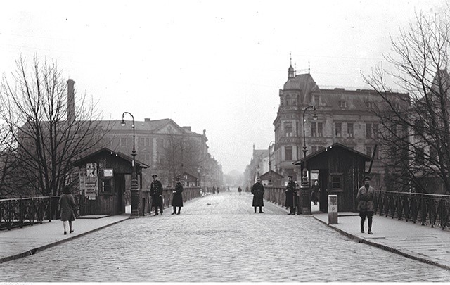 Most graniczny  w Cieszynie między Polską  a Czechosłowacją