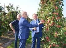 Zbigniew Rau w sadzie państwa Rokickich