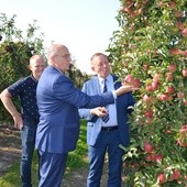 Zbigniew Rau w sadzie państwa Rokickich