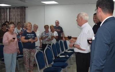 Degustując wino z Kany Galilejskiej pielgrzymi dziękowali sobie za wspólny czas rekolekcji w drodze.