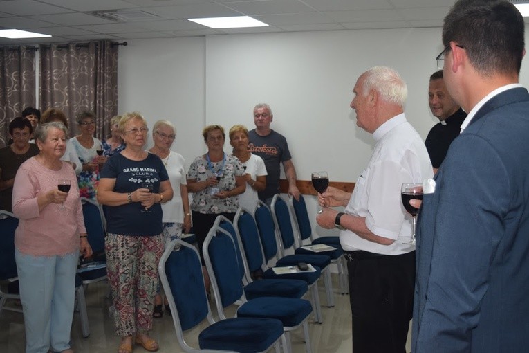 Degustując wino z Kany Galilejskiej pielgrzymi dziękowali sobie za wspólny czas rekolekcji w drodze.