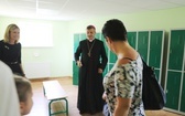 Uczniowie katolickiej szkoły w Czechowicach-Dziedzicach z nowym sztandarem