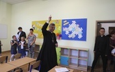 Uczniowie katolickiej szkoły w Czechowicach-Dziedzicach z nowym sztandarem