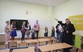 Uczniowie katolickiej szkoły w Czechowicach-Dziedzicach z nowym sztandarem