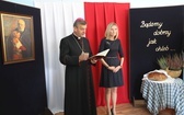 Uczniowie katolickiej szkoły w Czechowicach-Dziedzicach z nowym sztandarem