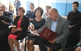 Uczniowie katolickiej szkoły w Czechowicach-Dziedzicach z nowym sztandarem