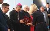 Uczniowie katolickiej szkoły w Czechowicach-Dziedzicach z nowym sztandarem