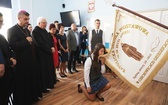 Uczniowie katolickiej szkoły w Czechowicach-Dziedzicach z nowym sztandarem