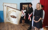 Uczniowie katolickiej szkoły w Czechowicach-Dziedzicach z nowym sztandarem