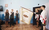 Uczniowie katolickiej szkoły w Czechowicach-Dziedzicach z nowym sztandarem