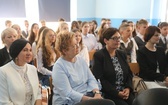 Uczniowie katolickiej szkoły w Czechowicach-Dziedzicach z nowym sztandarem