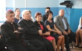 Uczniowie katolickiej szkoły w Czechowicach-Dziedzicach z nowym sztandarem