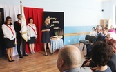 Uczniowie katolickiej szkoły w Czechowicach-Dziedzicach z nowym sztandarem