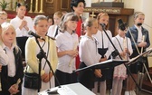 Uczniowie katolickiej szkoły w Czechowicach-Dziedzicach z nowym sztandarem