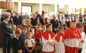 Uczniowie katolickiej szkoły w Czechowicach-Dziedzicach z nowym sztandarem