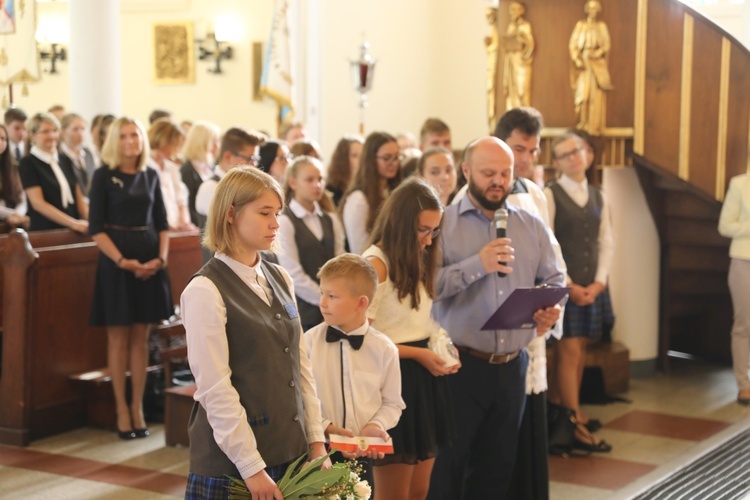 Uczniowie katolickiej szkoły w Czechowicach-Dziedzicach z nowym sztandarem