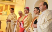 Uczniowie katolickiej szkoły w Czechowicach-Dziedzicach z nowym sztandarem