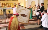 Uczniowie katolickiej szkoły w Czechowicach-Dziedzicach z nowym sztandarem