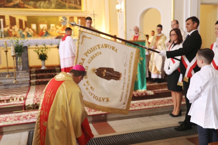 Uczniowie katolickiej szkoły w Czechowicach-Dziedzicach z nowym sztandarem