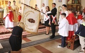 Uczniowie katolickiej szkoły w Czechowicach-Dziedzicach z nowym sztandarem