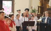 Uczniowie katolickiej szkoły w Czechowicach-Dziedzicach z nowym sztandarem