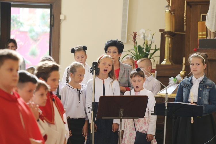 Uczniowie katolickiej szkoły w Czechowicach-Dziedzicach z nowym sztandarem