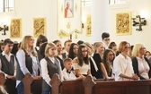 Uczniowie katolickiej szkoły w Czechowicach-Dziedzicach z nowym sztandarem