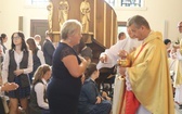 Uczniowie katolickiej szkoły w Czechowicach-Dziedzicach z nowym sztandarem