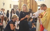 Uczniowie katolickiej szkoły w Czechowicach-Dziedzicach z nowym sztandarem