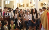Uczniowie katolickiej szkoły w Czechowicach-Dziedzicach z nowym sztandarem