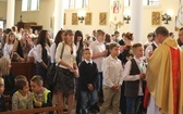 Uczniowie katolickiej szkoły w Czechowicach-Dziedzicach z nowym sztandarem