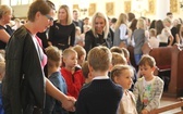 Uczniowie katolickiej szkoły w Czechowicach-Dziedzicach z nowym sztandarem