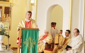 Uczniowie katolickiej szkoły w Czechowicach-Dziedzicach z nowym sztandarem