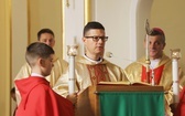 Uczniowie katolickiej szkoły w Czechowicach-Dziedzicach z nowym sztandarem