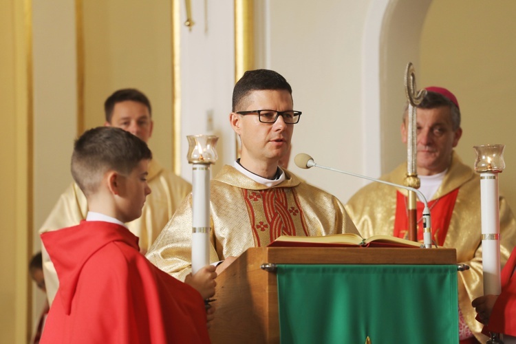 Uczniowie katolickiej szkoły w Czechowicach-Dziedzicach z nowym sztandarem