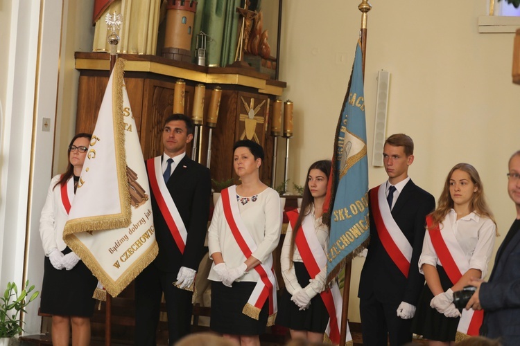 Uczniowie katolickiej szkoły w Czechowicach-Dziedzicach z nowym sztandarem