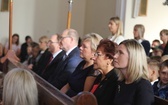 Uczniowie katolickiej szkoły w Czechowicach-Dziedzicach z nowym sztandarem