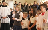 Uczniowie katolickiej szkoły w Czechowicach-Dziedzicach z nowym sztandarem