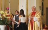 Uczniowie katolickiej szkoły w Czechowicach-Dziedzicach z nowym sztandarem