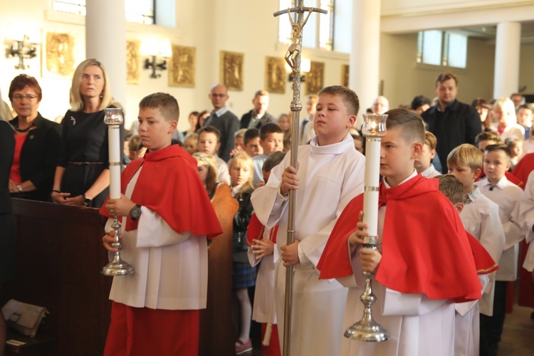 Uczniowie katolickiej szkoły w Czechowicach-Dziedzicach z nowym sztandarem