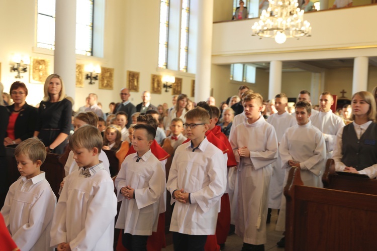 Uczniowie katolickiej szkoły w Czechowicach-Dziedzicach z nowym sztandarem