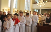 Uczniowie katolickiej szkoły w Czechowicach-Dziedzicach z nowym sztandarem