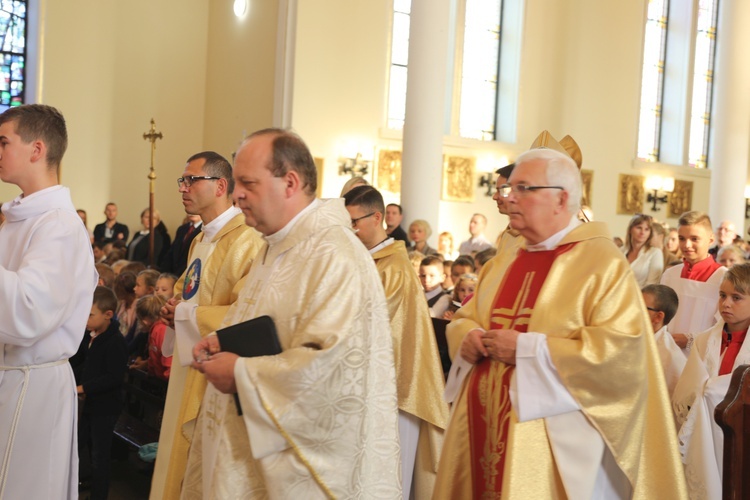 Uczniowie katolickiej szkoły w Czechowicach-Dziedzicach z nowym sztandarem