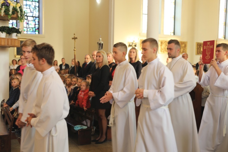 Uczniowie katolickiej szkoły w Czechowicach-Dziedzicach z nowym sztandarem